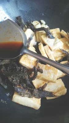 泥鳅炖豆腐的做法步骤8