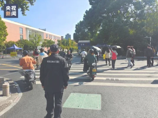 大叔球场上给小伙展示千万余额(给青春加加油)