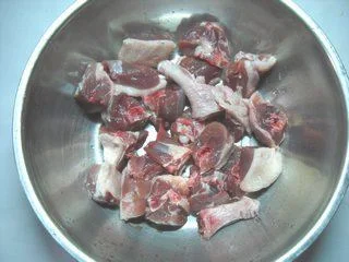胡萝卜焖鸭的做法步骤3
