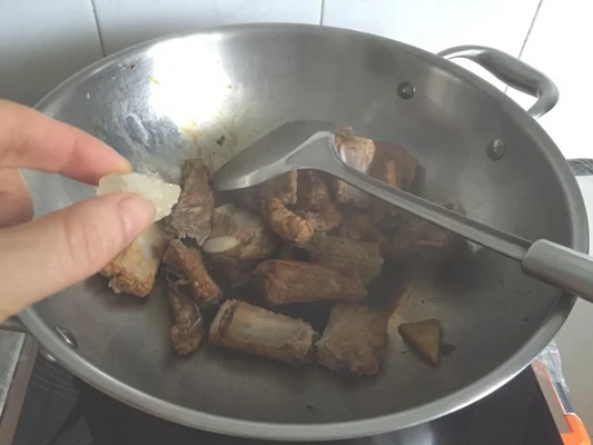 土豆黄花菜炖排骨的做法步骤4