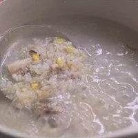 玉米瑶柱排骨粥的做法图解10