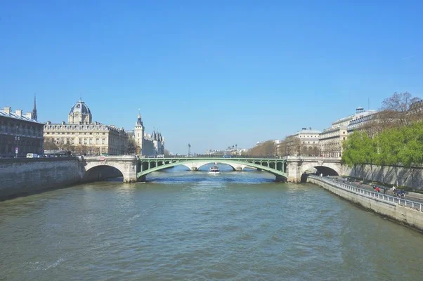 法国巴黎塞纳河是否正确