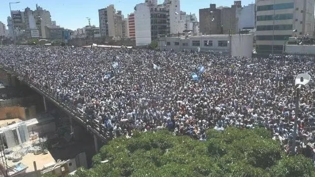 阿根廷冠军游行结束(原因都是球迷造成！直升机都用上了)