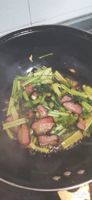 腊肉炒芹菜怎么炒才好吃？大厨教你正确做法,鲜香下饭,比吃肉还香!