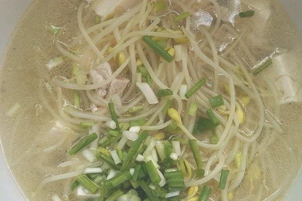 绿豆芽汤怎么做好吃？教你做家常绿豆芽汤,简单又美味!