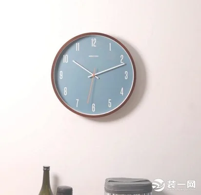挂表放在客厅哪个位置好(挂表摆放在客厅什么位置好)