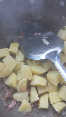 土豆焖腊肉的做法步骤7
