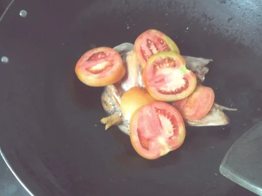 番茄鱼头汤的做法步骤5