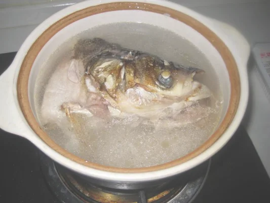 家常鱼头汤的做法步骤5