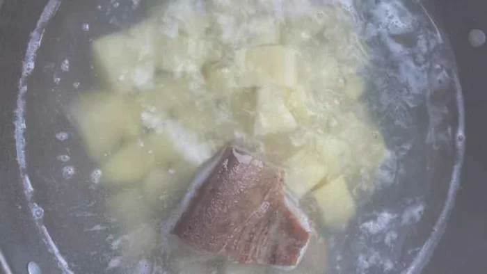 土豆焖腊肉的做法步骤1
