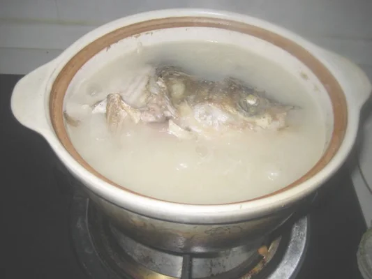 家常鱼头汤的做法步骤7