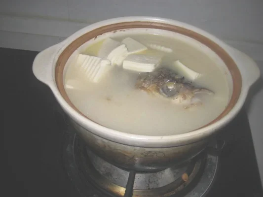 家常鱼头汤的做法步骤8