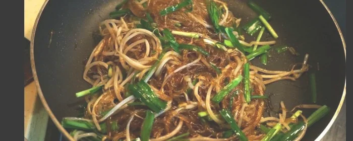 韭菜炒豆芽粉丝怎么做好吃,韭菜炒豆芽粉丝的家常做法