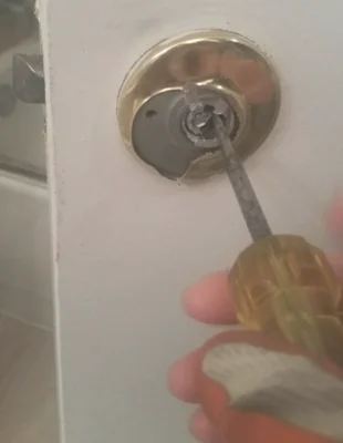 卧室门反锁了,打不开,里面有人吗？怎么叫都无人应答!