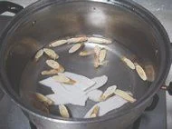 淮山北芪煲鱼头汤的做法步骤4