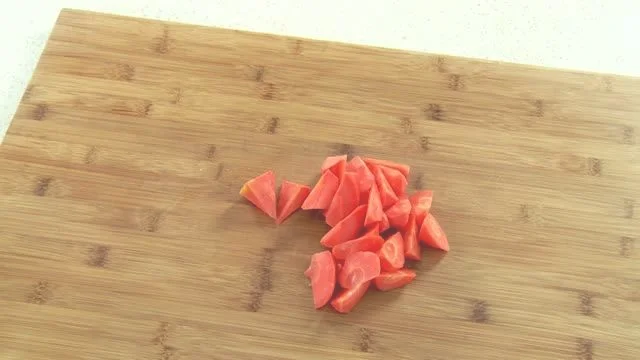 胡萝卜焖鸭怎么做简单又美味(萝卜焖鸭怎么做好吃)