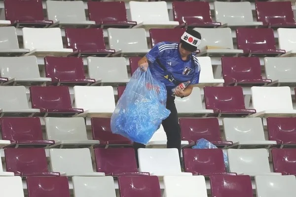 日本球迷解释为何清理看台垃圾(再次赢得