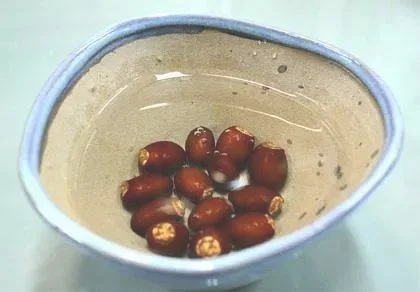 3、把准备好的种子在清水里浸泡2-3个小时，再用清水清洗干净并晾干水分以后再进行播种。