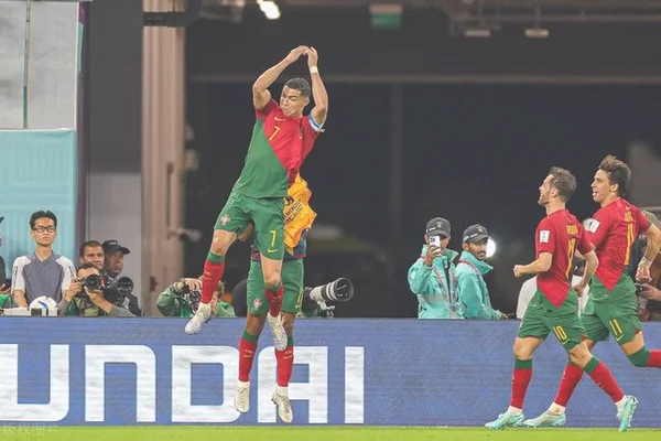 葡萄牙3-2加纳(葡萄牙3:2加纳！赛前“C罗哭了”登上热搜第一)