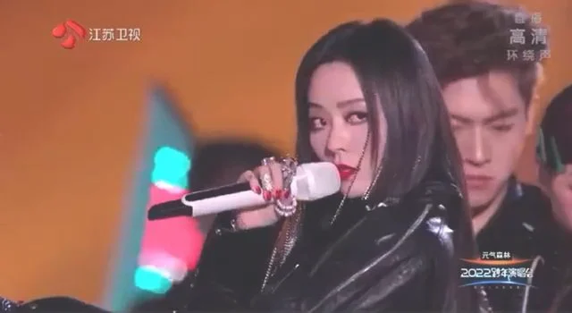江苏卫视跨年张靓颖热力演唱