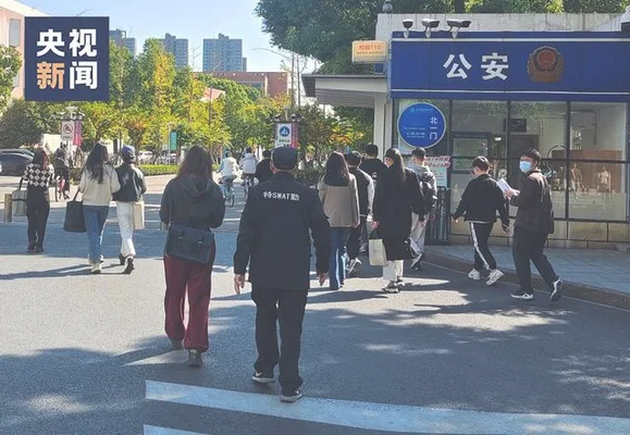 保安大叔资助学生17年谎称自己很富(挤出十万余元资助6名大学生)