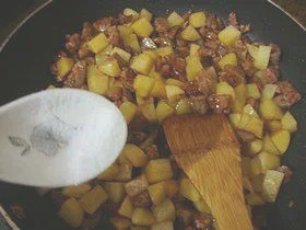 腊肠土豆焖饭的做法步骤8