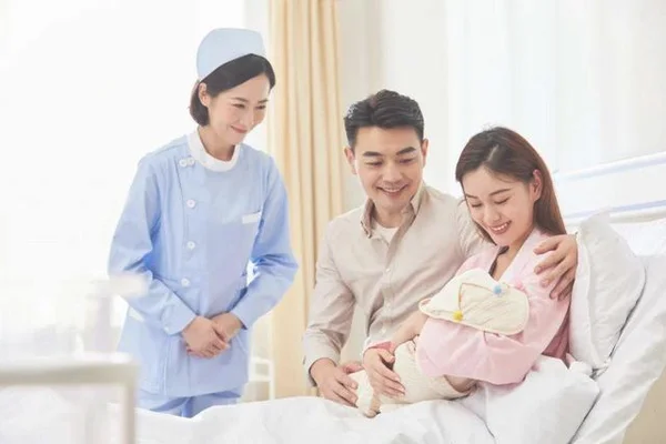 女子因家庭矛盾将婴儿摔地上