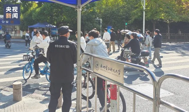 保安大叔资助学生17年谎称自己很富(挤出十万余元资助6名大学生)