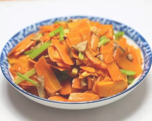 红萝卜炒肉怎么炒才好吃？教你正确方法,鲜香下饭真过瘾
