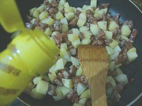 腊肠土豆焖饭的做法步骤7
