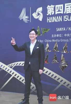 大鹏宋茜在海边放烟花