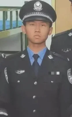 警校生跳下3米高墙救1岁婴儿(00后警校生跳3米墙营救)