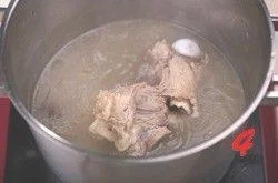 酸菜大骨头汤的做法步骤4