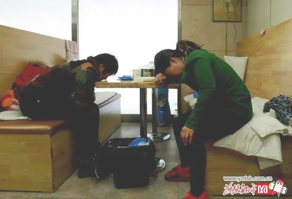 女生幽暗楼道备考被陌生人送灯(「夜读」一定是那些艰难的时刻成就了我们)