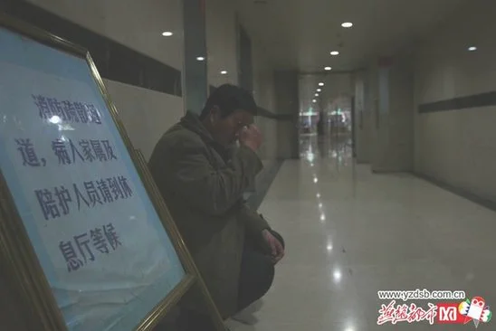 女生幽暗楼道备考被陌生人送灯(「夜读」一定是那些艰难的时刻成就了我们)