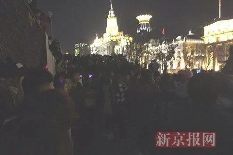 踩踏事故亲历者:酒吧外一排尸体(人群就开始骚动起来”)