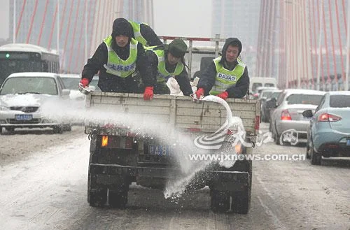 大雪天撒盐化雪的原理