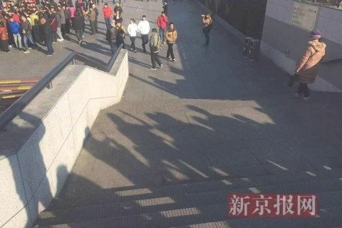 踩踏事故亲历者:酒吧外一排尸体(人群就开始骚动起来”)