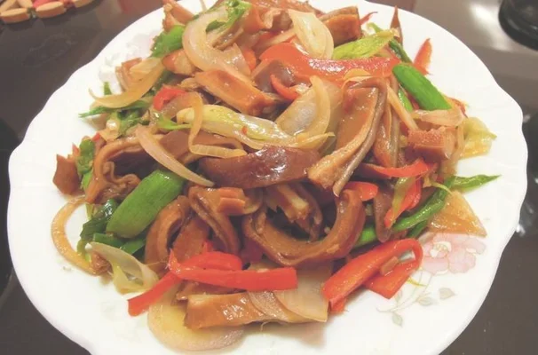 炒猪肚拿什么配菜炒好吃？大厨教你一招,鲜香脆嫩,比吃肉还过瘾!