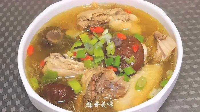 鸡肉汤怎么炖好吃又嫩？记住2点,鲜香不柴,