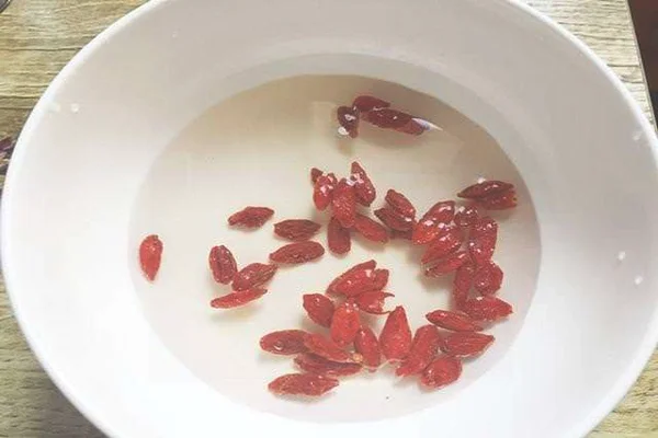 一、首先我们需要准备一盆清水，在水中加入适量的食盐，搅拌均匀，之后倒入适量的肥料，再将容器放在阳光下暴晒几个小时即可。