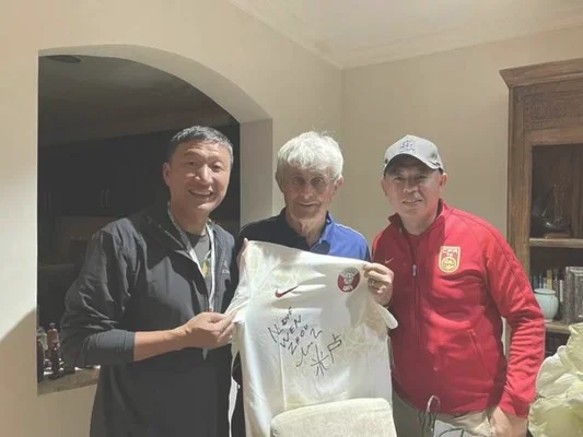 中国球迷在卡塔尔开顺风车偶遇米卢(全中国球迷祝您生日快乐)