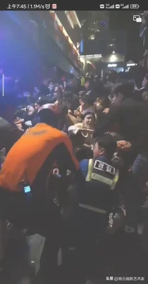 韩踩踏现场：一侧救护车一侧仍蹦迪(100人受伤)