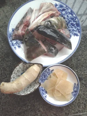 天麻鱼头汤的做法步骤1