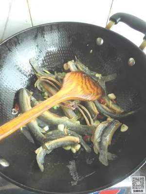 泥鳅炖豆腐的做法步骤4