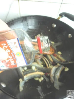 泥鳅炖豆腐的做法步骤5