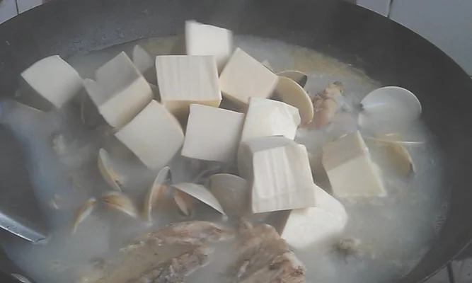 白贝豆腐鱼头汤的做法步骤7