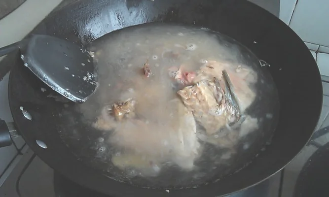 白贝豆腐鱼头汤的做法步骤4