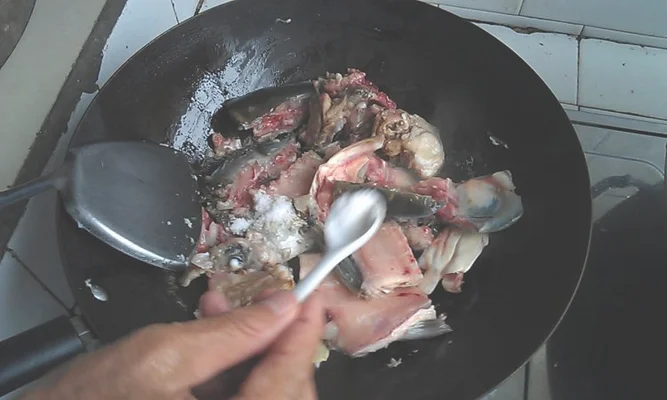 白贝豆腐鱼头汤的做法步骤3