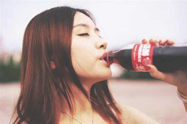为什么女人不能经常喝可乐